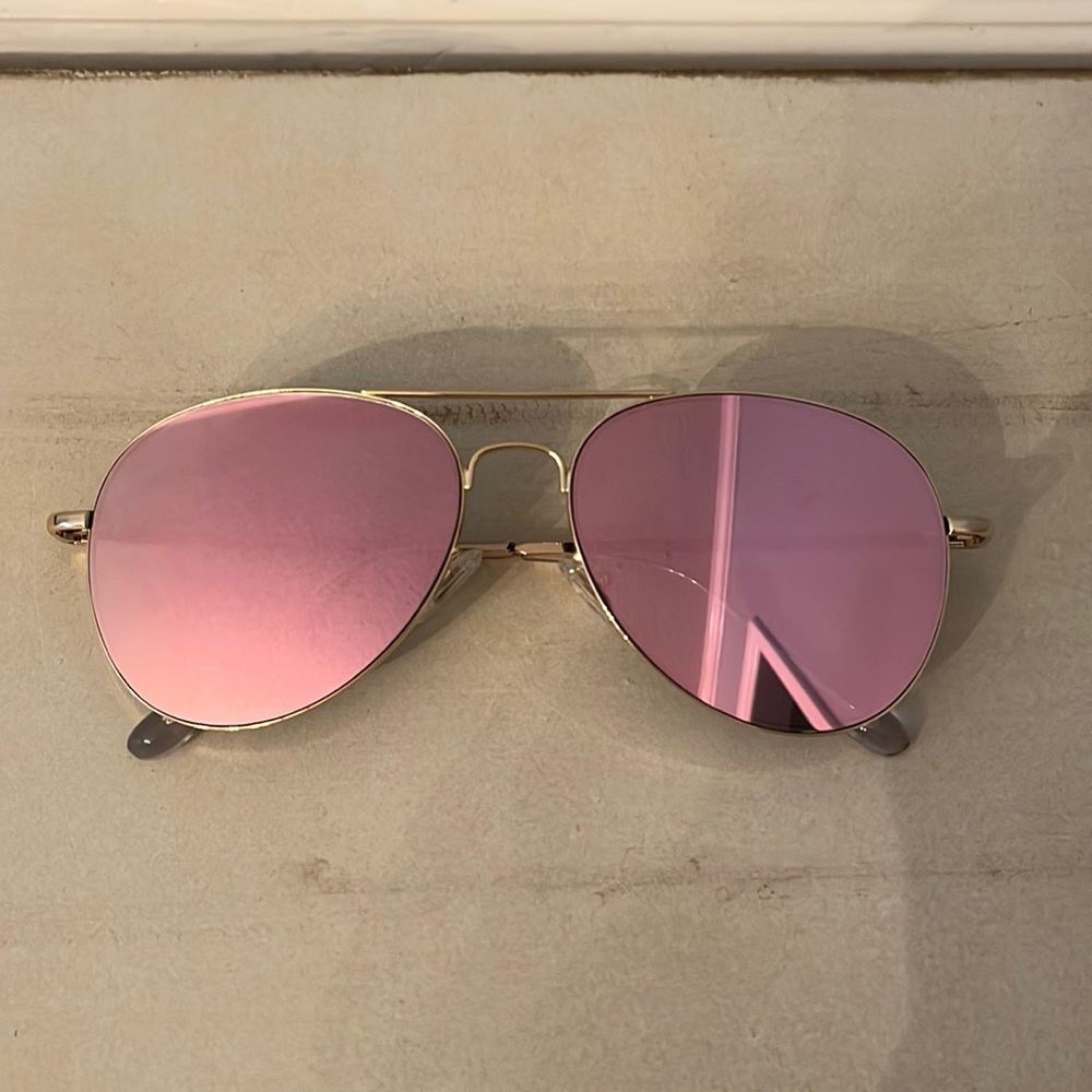 Aviator style sunglasses